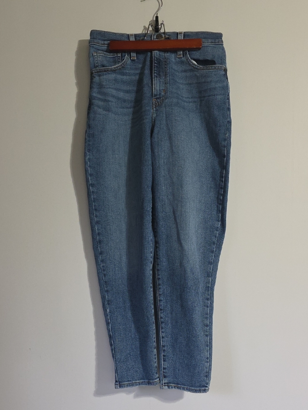 Levi's High Waisted Mom Jean Medium Wash Size 28